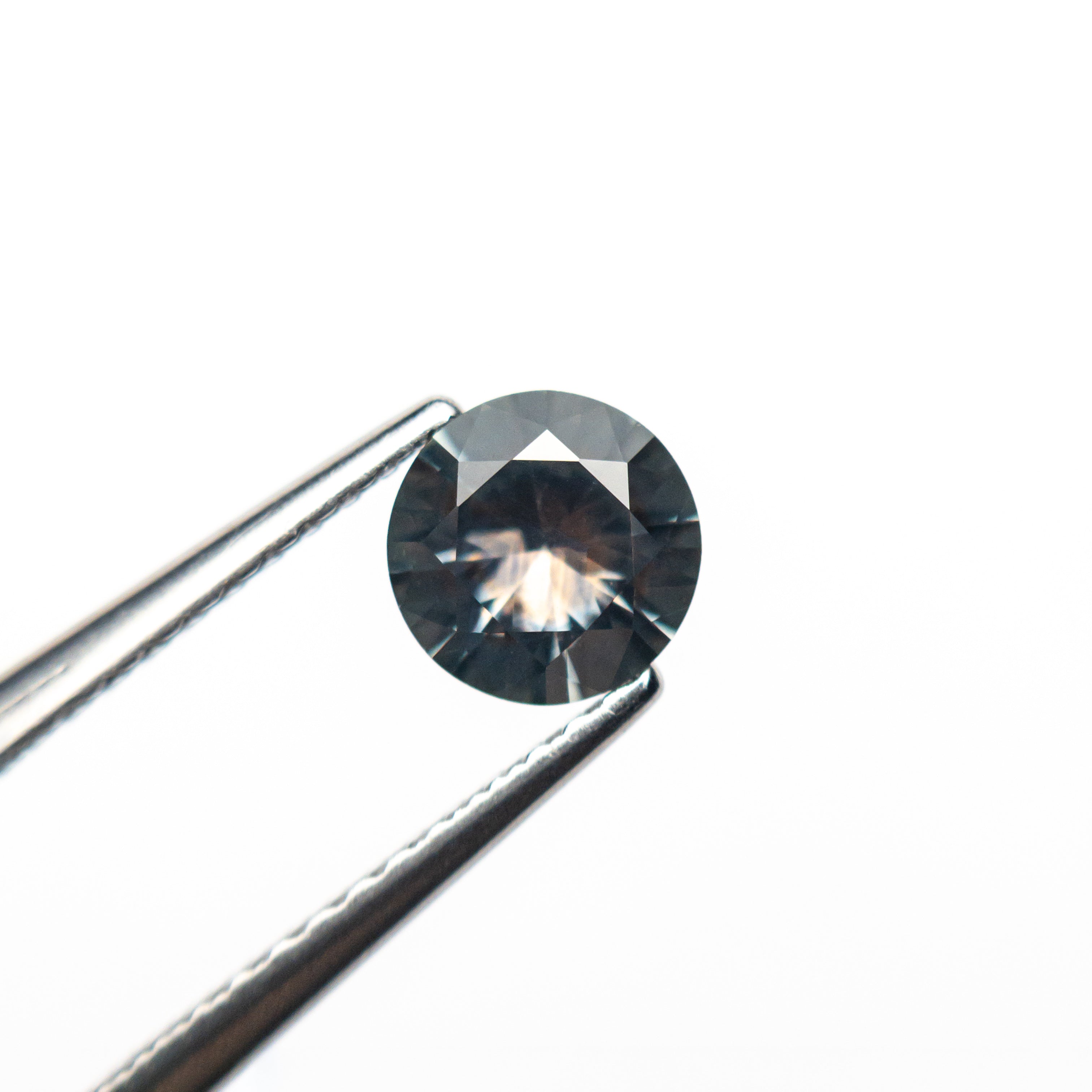 0.65ct 5.47x5.43x2.99mm Round Brilliant Sapphire 26556-01