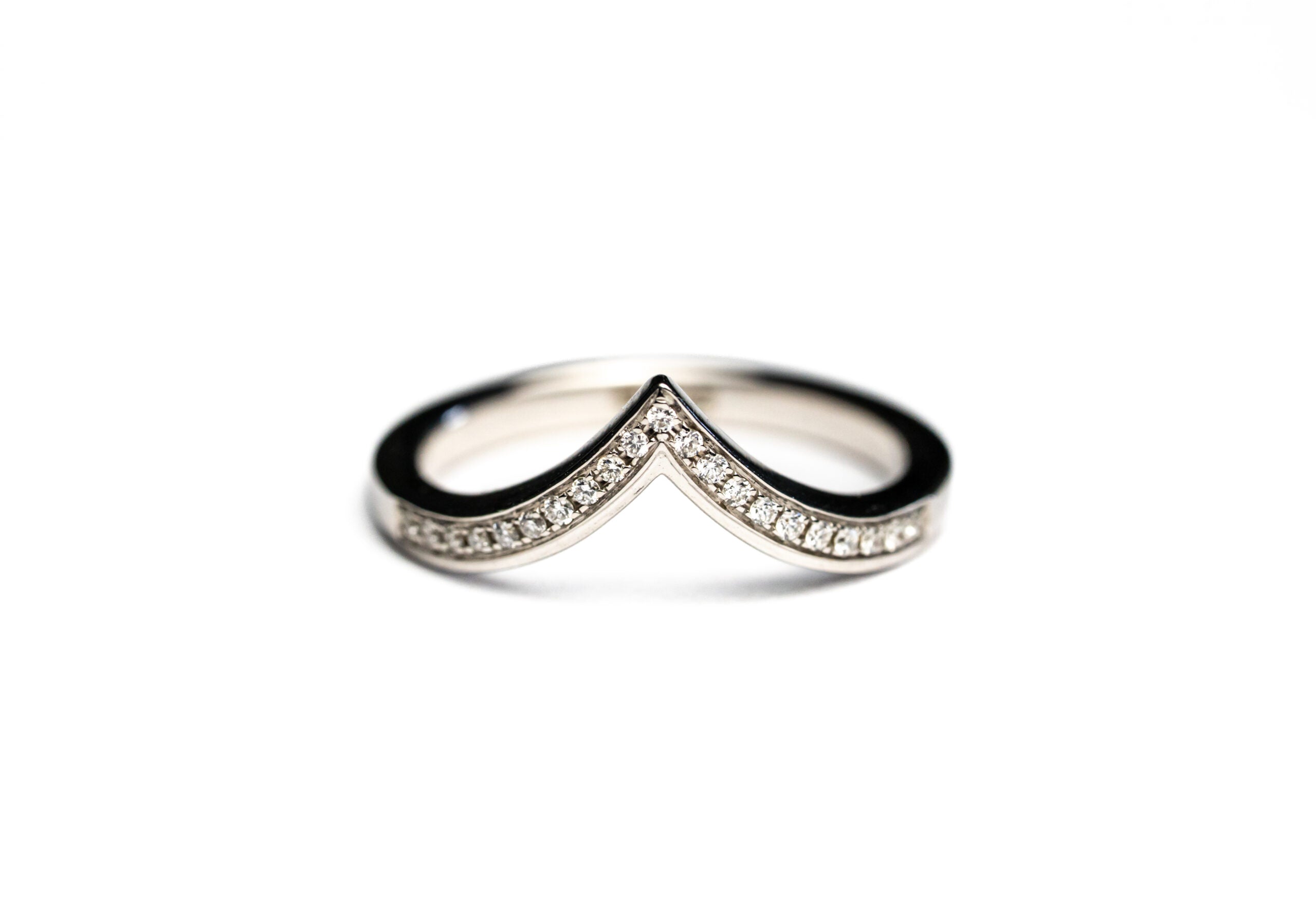 14K White Gold Aurora High Chevron Natural Diamond Band